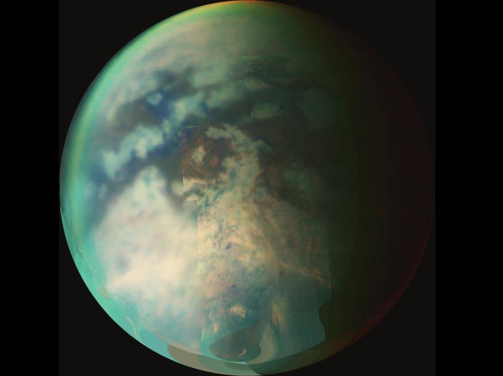 NASA рассмотрела Титан в лучах солнечного света