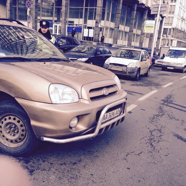 Чудаки нашего города. Киевлянин перекрыл движение своим авто и ушел: опубликованы фото