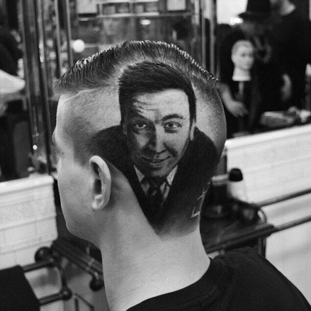 Парикмахер создает портреты знаменитостей на головах своих клиентов