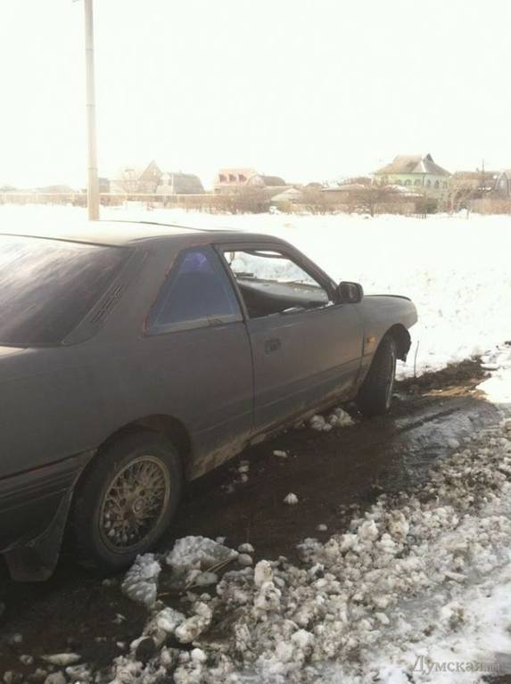В Одессе застрявшие в снегу авто разграбили: фото и видео с места преступления