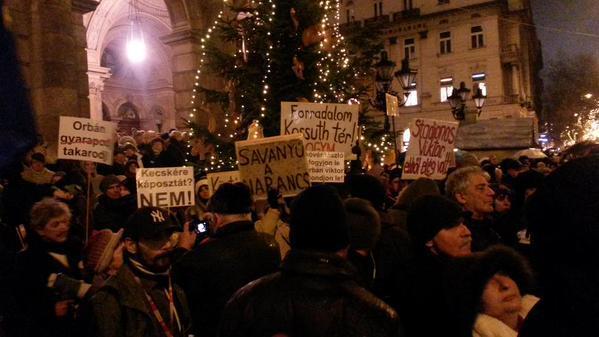 Венгры протестовали против пропутинского премьера Орбана: опубликовано фото и видео