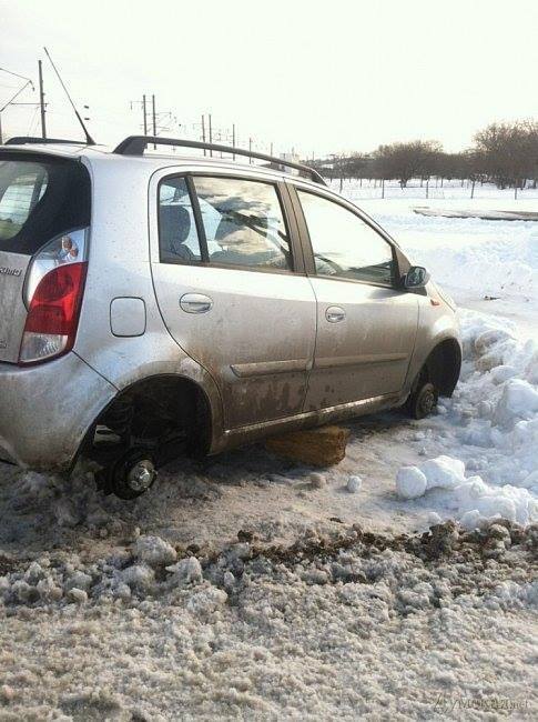 В Одессе застрявшие в снегу авто разграбили: фото и видео с места преступления 