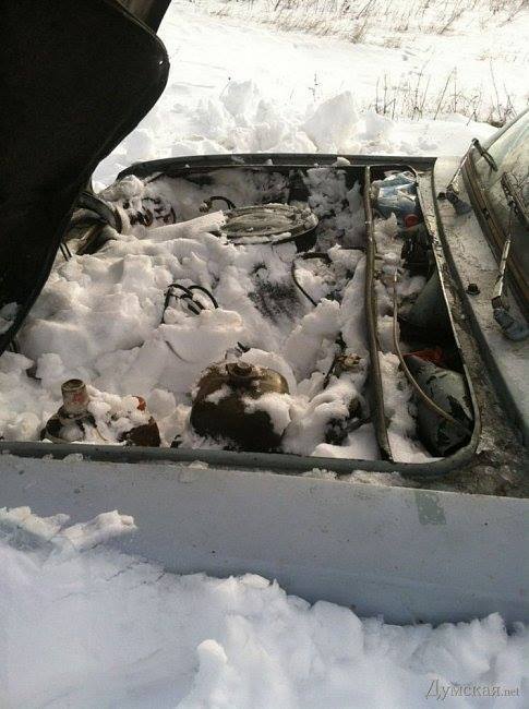 В Одессе застрявшие в снегу авто разграбили: фото и видео с места преступления 