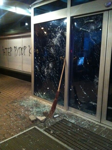 "Интер" забросали камнями: фото после нападения на офис
