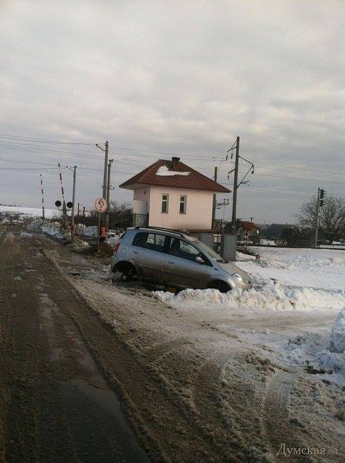 В Одессе застрявшие в снегу авто разграбили: фото и видео с места преступления 