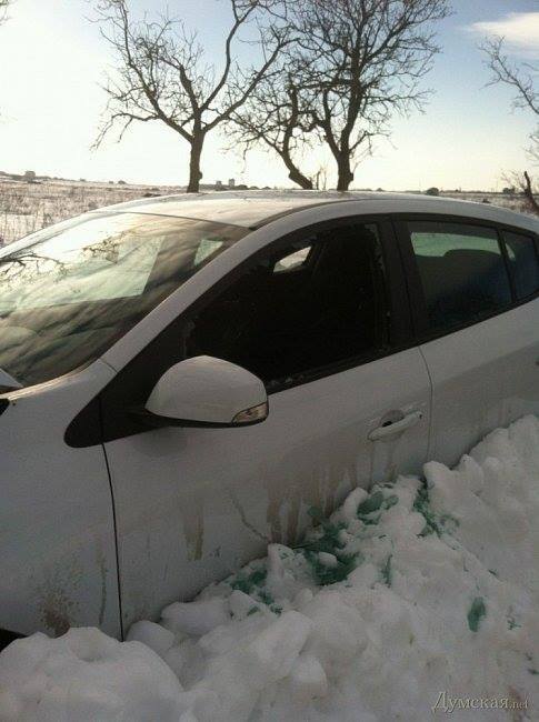 В Одессе застрявшие в снегу авто разграбили: фото и видео с места преступления 