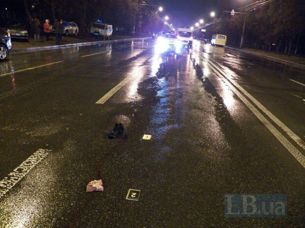 В Киеве мужчину переехали сразу несколько автомобилей: фото с места ДТП 