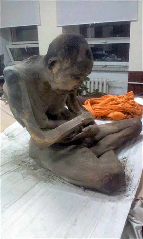 В Монголии найдена 200-летняя мумия в позе лотоса. Фотофакт