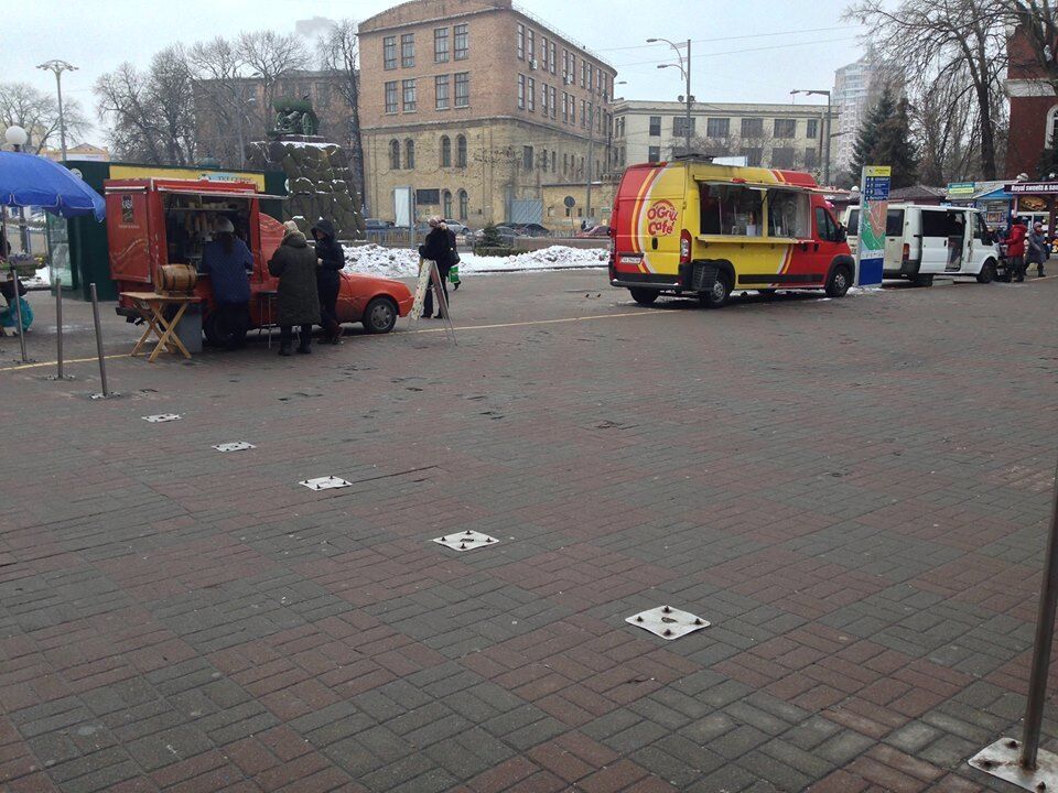 В Киеве спилили столбики "от автоМАФов" и развернули торговлю перед метро: фотофакт