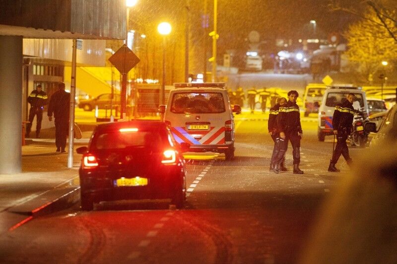 Парень с пистолетом ворвался в здание телеканала в Голландии, сорвав прямой эфир. Фото- и видеофакт