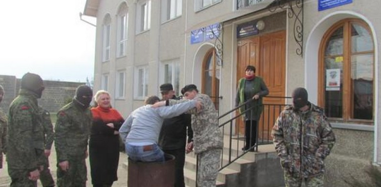 На Прикарпатье "Правый сектор" запихнул в мусорную бочку главу сельсовета за неуважение к бойцам АТО: видеофакт