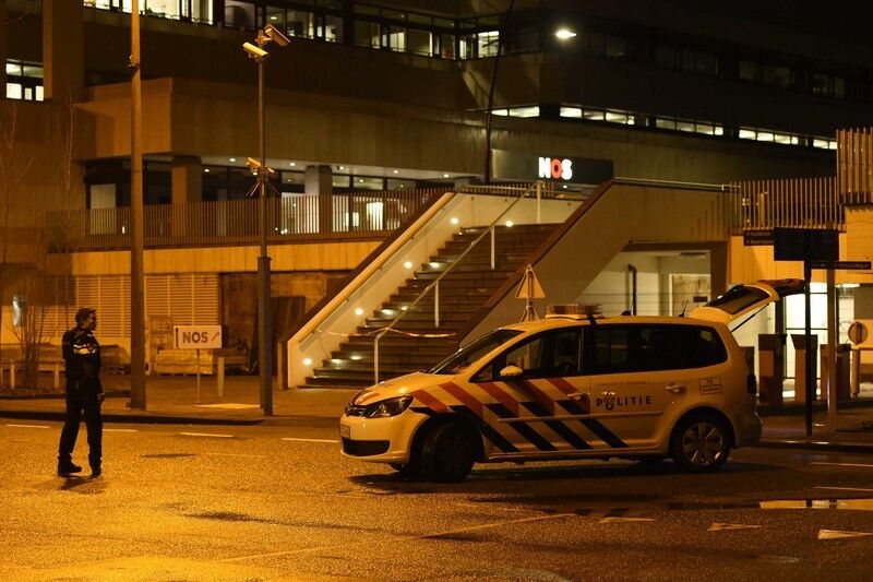 Хлопець з пістолетом увірвався в будівлю телеканалу в Голландії, зірвавши прямий ефір. Фото- і Відеофакт