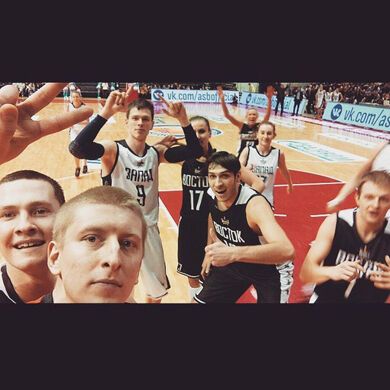 В России судья остановил матч ради селфи с игроками: фото и видео курьеза