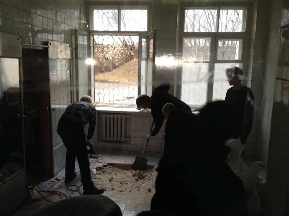 Сотни киевлян пришли на субботник в военный госпиталь, где лежат бойцы АТО: фотофакт