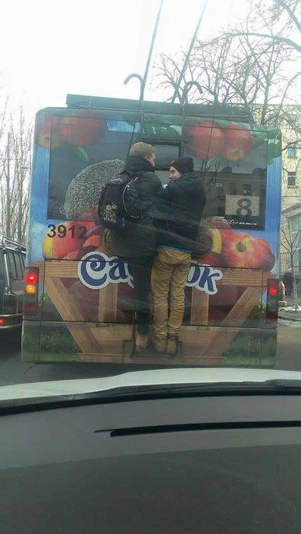 В Киеве на троллейбусе обнаружили "зацеперов": фотофакт