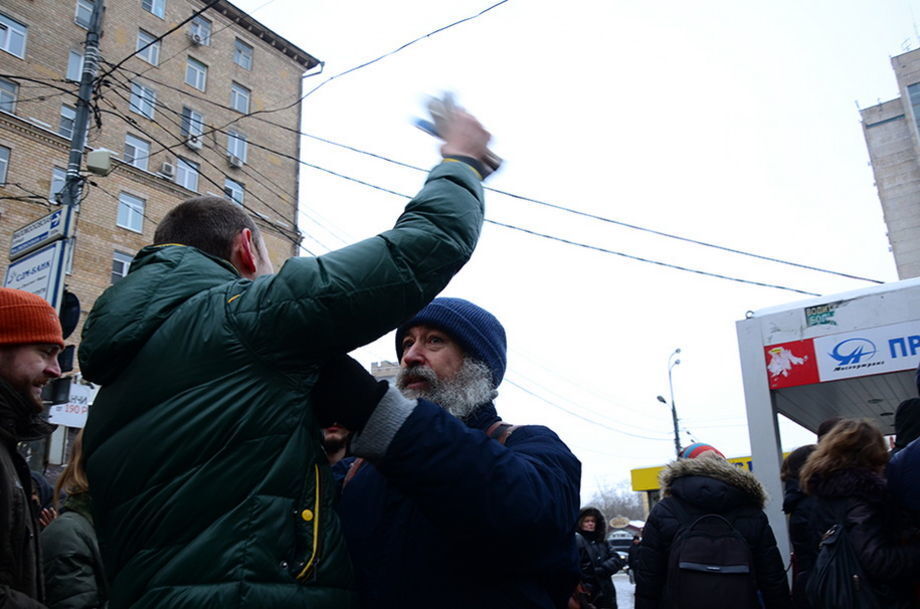 В Москве пропутинские активисты сорвали пикет против войны с Украиной: фото и видео с места событий