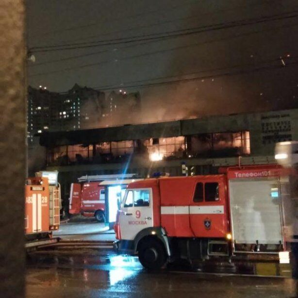Пожар в уникальной научной библиотеке Москвы не могут потушить уже 13 часов: опубликованы фото и видео