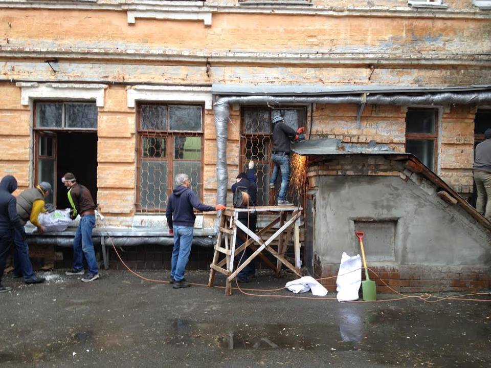 Сотни киевлян пришли помогать госпиталю для бойцов АТО: опубликованы фото