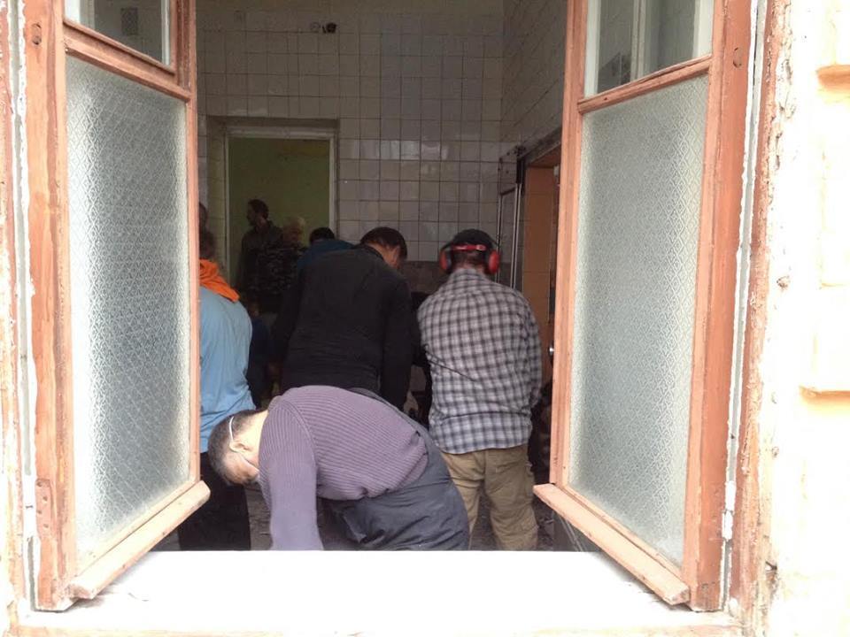 Сотни киевлян пришли помогать госпиталю для бойцов АТО: опубликованы фото
