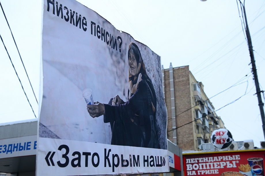 В Москве пропутинские активисты сорвали пикет против войны с Украиной: фото и видео с места событий