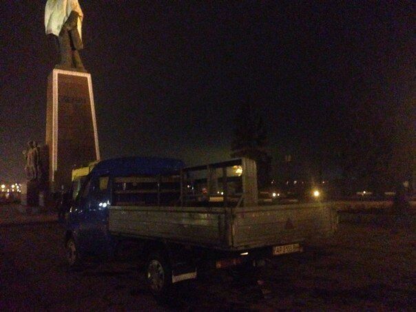 В Запорожье оградили памятник Ленину забором, опасаются сноса: опубликованы фото
