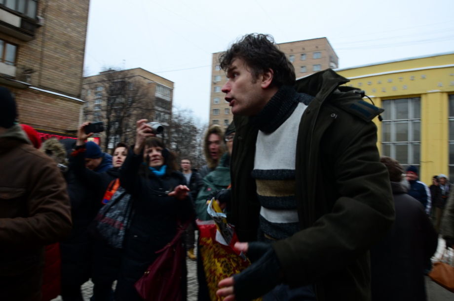 В Москве пропутинские активисты сорвали пикет против войны с Украиной: фото и видео с места событий