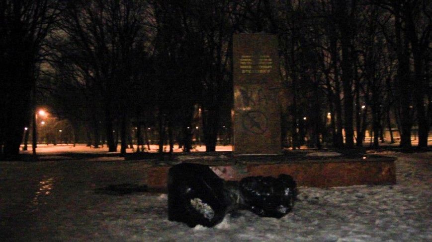В Харькове повалили памятники Ленину и одному из организаторов сталинских репрессий: фото и видеофакты