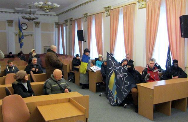 Жители Полтавы пришли к мэру и потребовали сию минуту созвать заседание горсовета для признания России агрессором