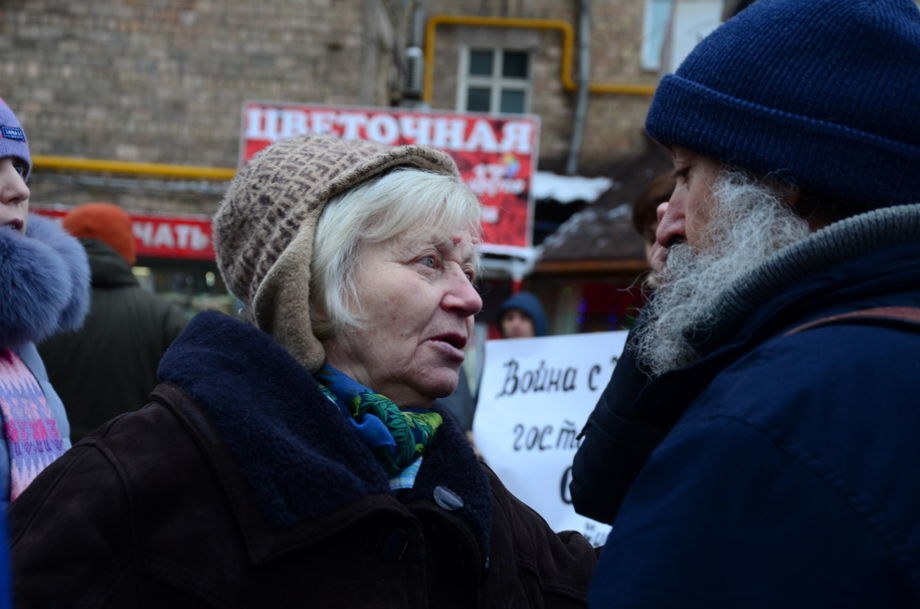 В Москве пропутинские активисты сорвали пикет против войны с Украиной: фото и видео с места событий