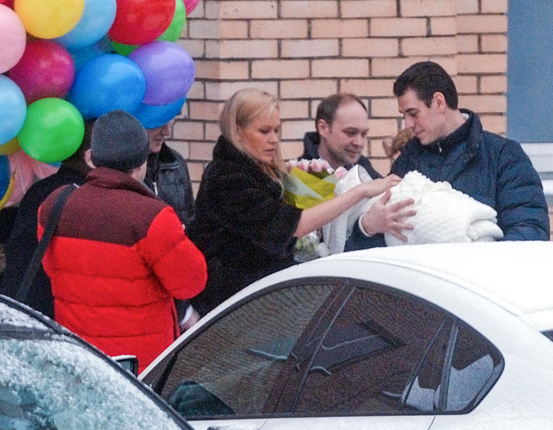 Дмитрий Дюжев забрал из роддома жену с новорожденным сыном