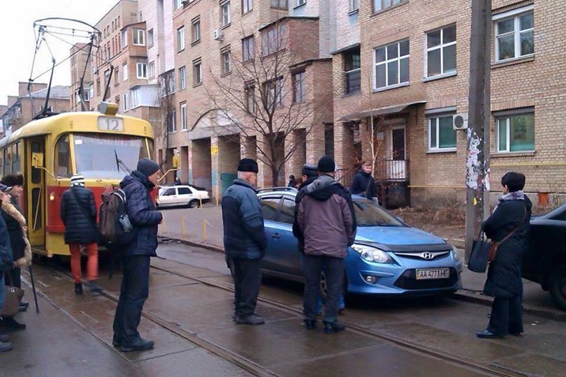 Киевляне пристыдили в соцсети водителя, который парализовал движение трамваев на Подоле
