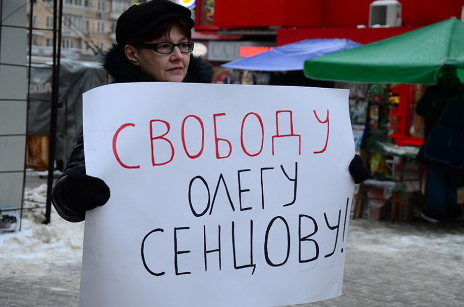 В Москве пропутинские активисты сорвали пикет против войны с Украиной: фото и видео с места событий