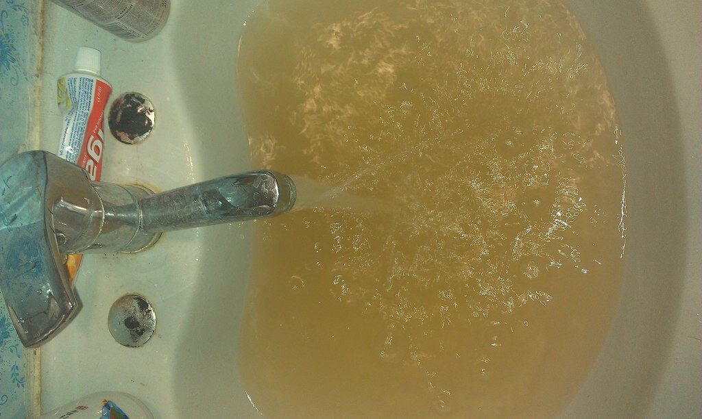 В Виннице из кранов потекла "золотая вода": фотофакт