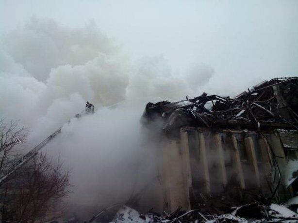 Пожар в уникальной научной библиотеке Москвы не могут потушить уже 13 часов: опубликованы фото и видео
