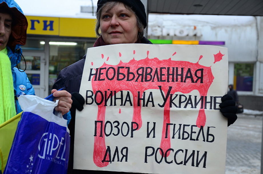 В Москве пропутинские активисты сорвали пикет против войны с Украиной: фото и видео с места событий