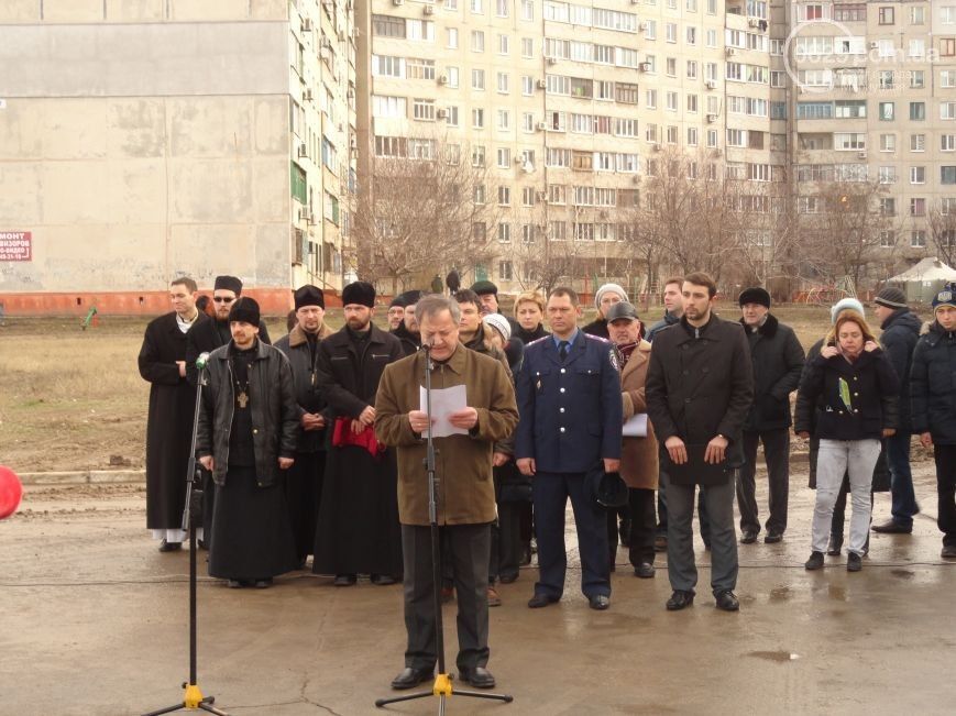 Жители Мариуполя почтили память погибших от обстрела боевиков, 77 пострадавших до сих пор в больницах