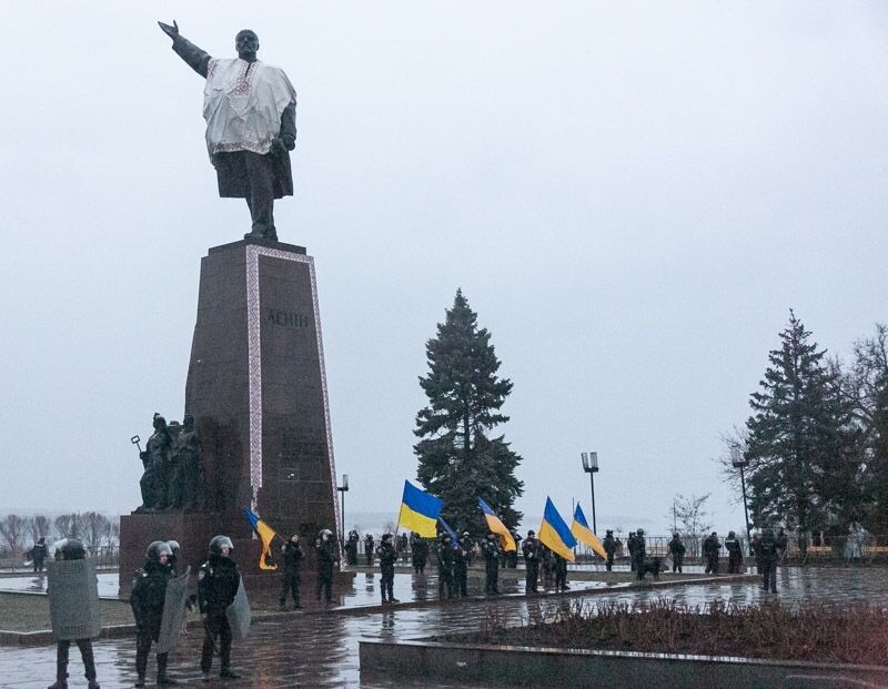 Не снесли. В Запорожье обсуждают легальный демонтаж памятника Ленину