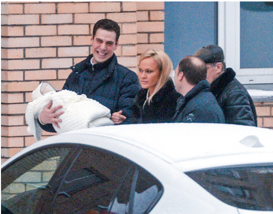 Дмитрий Дюжев забрал из роддома жену с новорожденным сыном