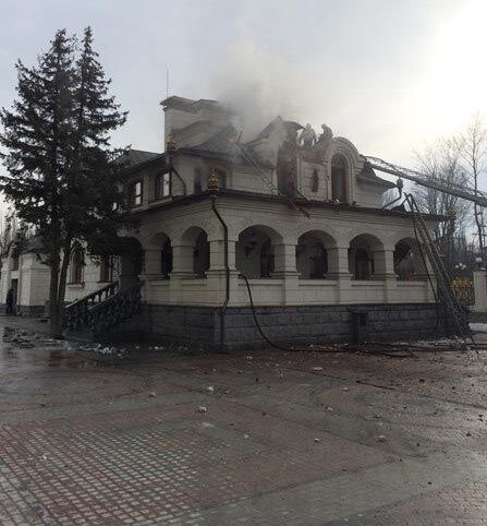 После артобстрела террористов в Горловке загорелся собор: опубликованы фото