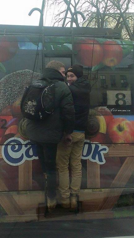 В Киеве на троллейбусе обнаружили "зацеперов": фотофакт