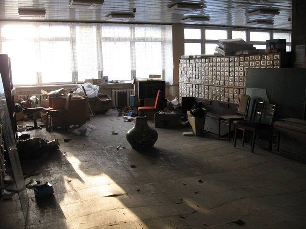 Террористы "ЛНР" разрушили библиотеку в Луганске. Фотофакт