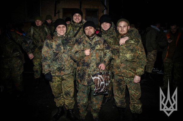 Из Киева на Донбасс отправились около 50 добровольцев "Азова": трогательные фото и видео