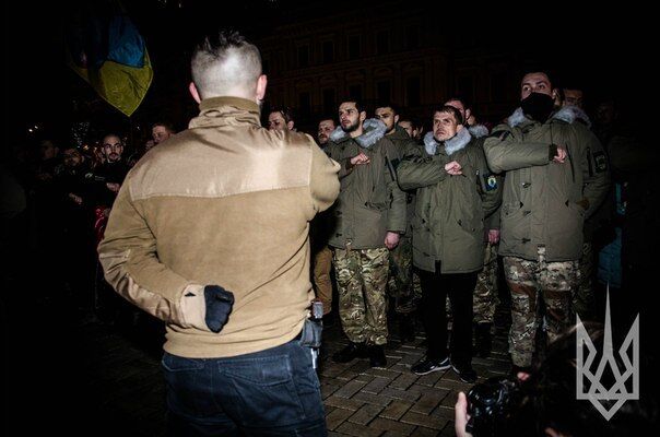 Из Киева на Донбасс отправились около 50 добровольцев "Азова": трогательные фото и видео