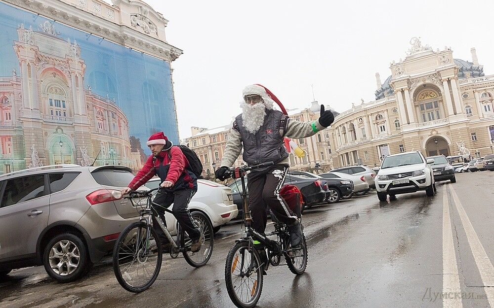 Смельчаки в Одессе провели Рождественский велопробег Дедов Морозов. Фотофакт