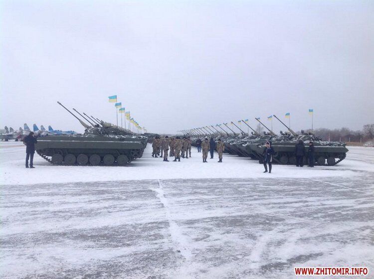 Порошенко передав армії понад 100 одиниць військової техніки: опубліковано фото