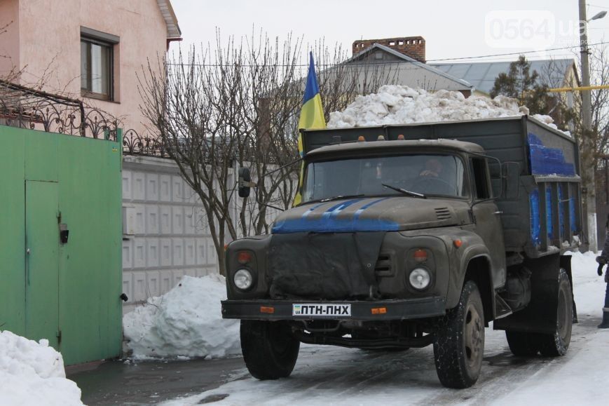 Активисты высыпали 5 тонн снега под особняк отца Вилкула: опубликованы фото