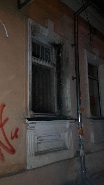 Офис волонтеров в Херсоне пытались поджечь: входная дверь и окна были облиты горючей смесью. Фотофакт