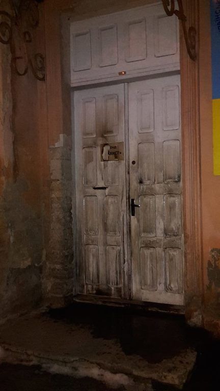 Офис волонтеров в Херсоне пытались поджечь: входная дверь и окна были облиты горючей смесью. Фотофакт