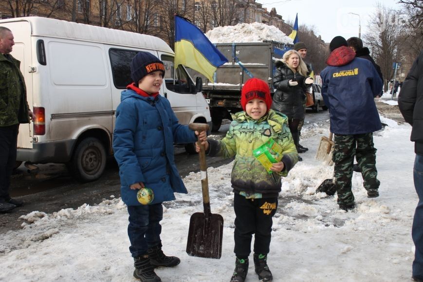 Активисты высыпали 5 тонн снега под особняк отца Вилкула: опубликованы фото