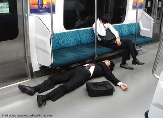 Забавные фото людей,  которые решили вздремнуть в самых неожиданных местах